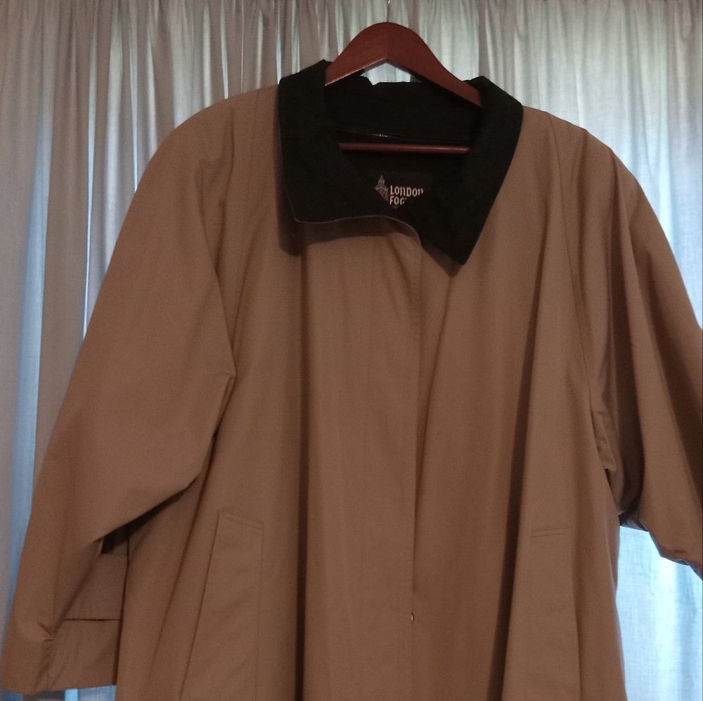 22 1/2 regular vintage trench coat with navy felt like and sheer lining
